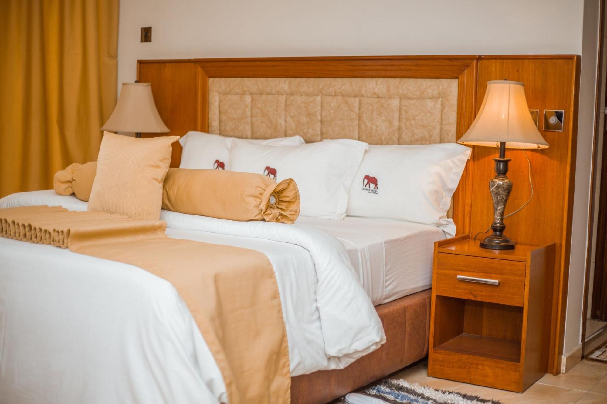 Leyshof Hotel Мванза Екстериор снимка